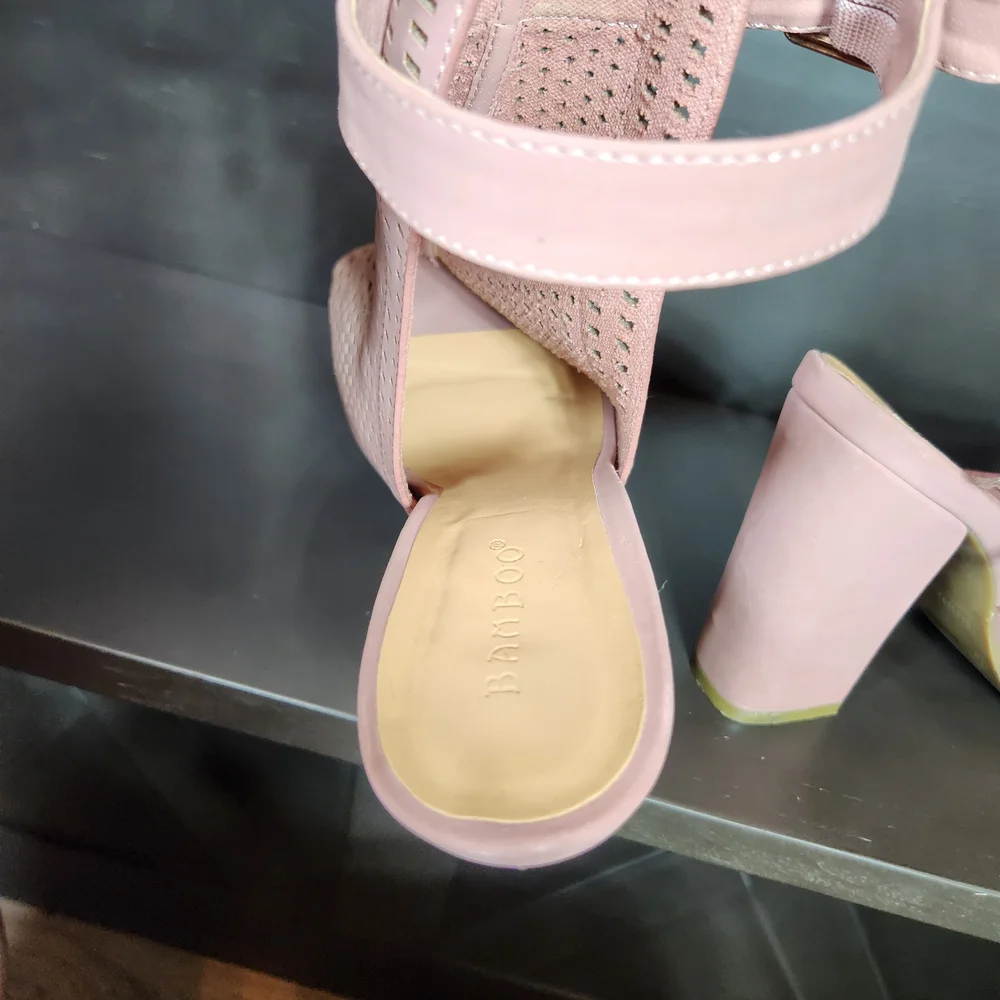 Bamboo Pink Perforated Peep Toe Block Heel Sandals Womens 8 - Picture 10 of 10